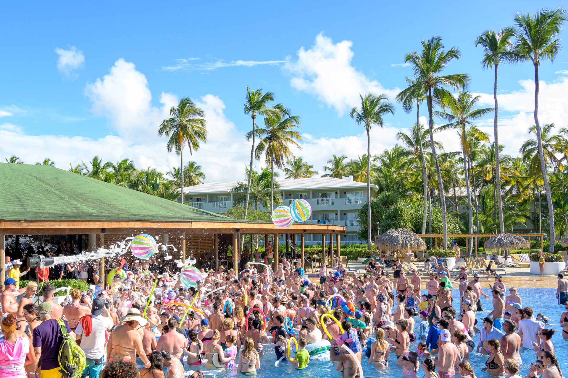 pool-party-vacaciones-hotel-grand-sirenis-punta-cana.jpg Pool Party en la piscina principal - Hotel Grand Sirenis Punta Cana