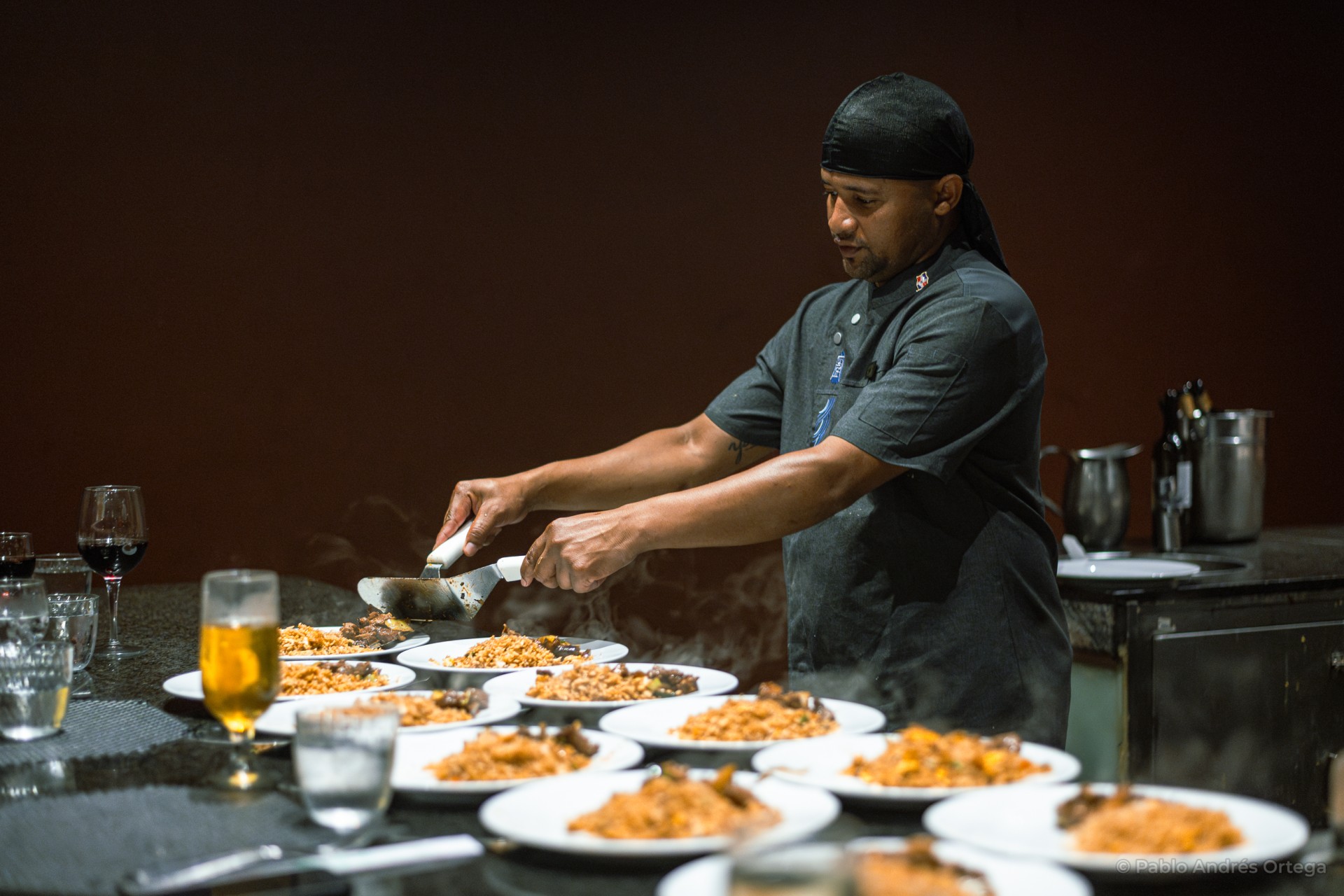 tepanyaki-3-restaurante-ikebana-vacaciones-hotel-grand-sirenis-punta-cana.jpg Chef de teppanyaki sirviendo platos de arroz