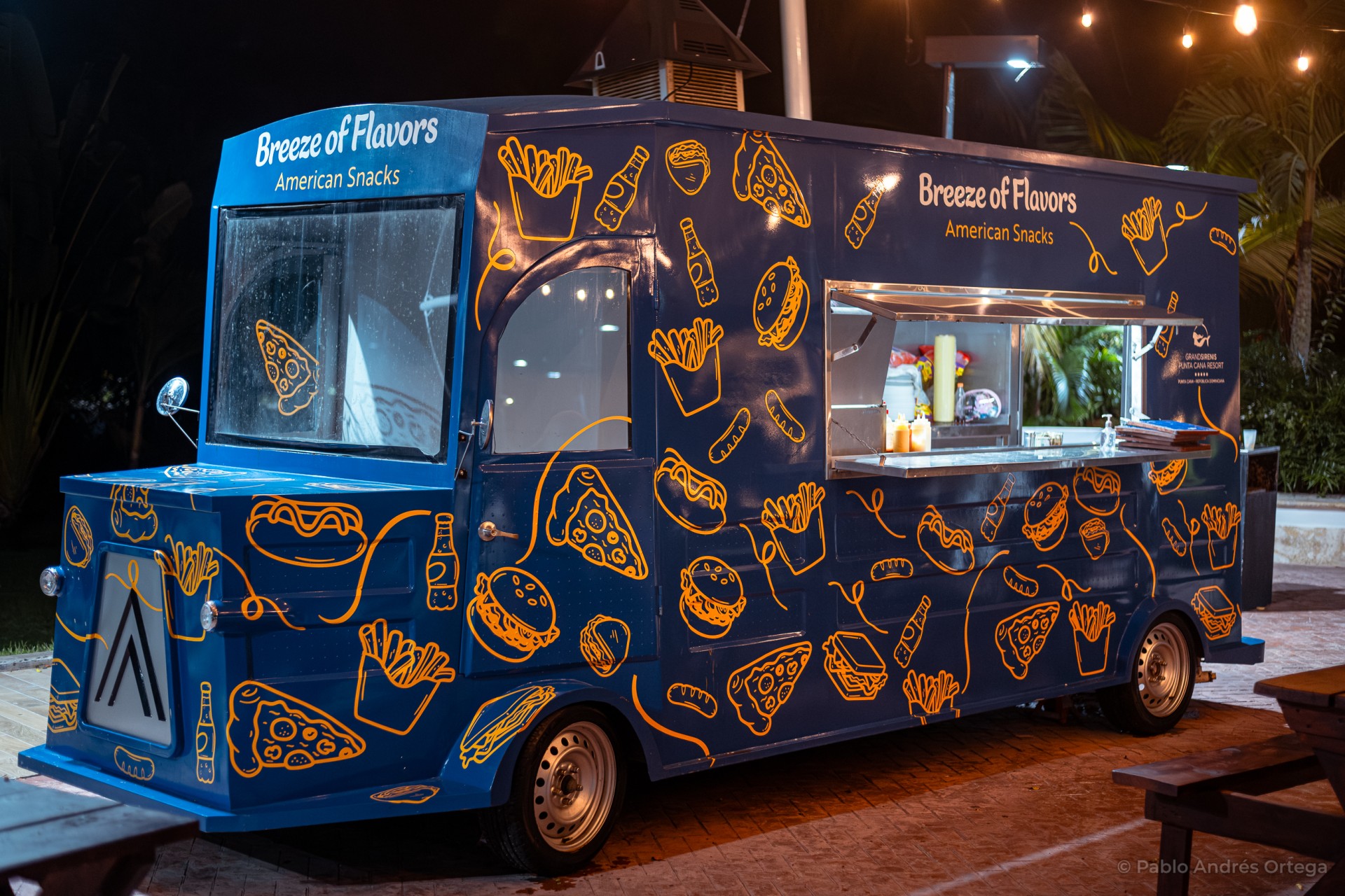 food-truck-american-snacks-vacaciones-hotel-grand-sirenis-punta-cana.jpg Food Truck azul de American Snacks en la noche