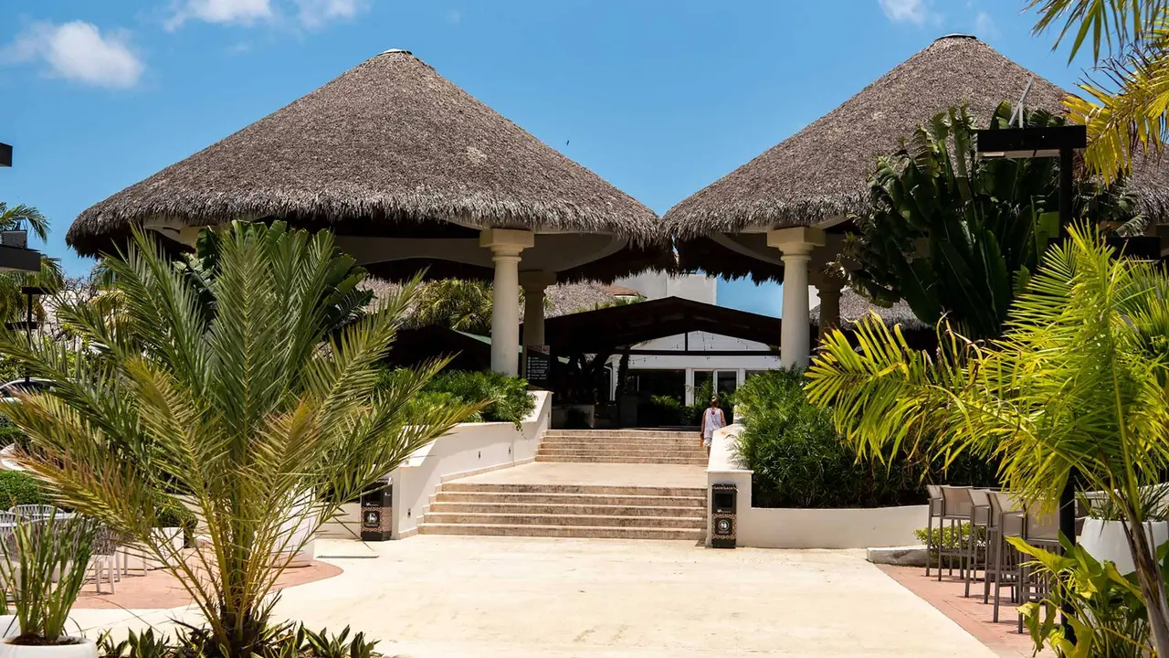 entrada-hotel-grand-sirenis-punta-cana.webp Entrada hotel Grand Sirenis Punta Cana