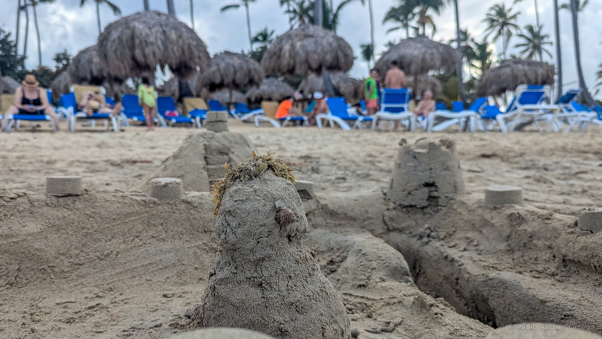 castillos-playa-vacaciones-hotel-grand-sirenis-punta-cana-2500-nowm-pxl-20260325-211332614.jpg Muñeco de arena en la playa