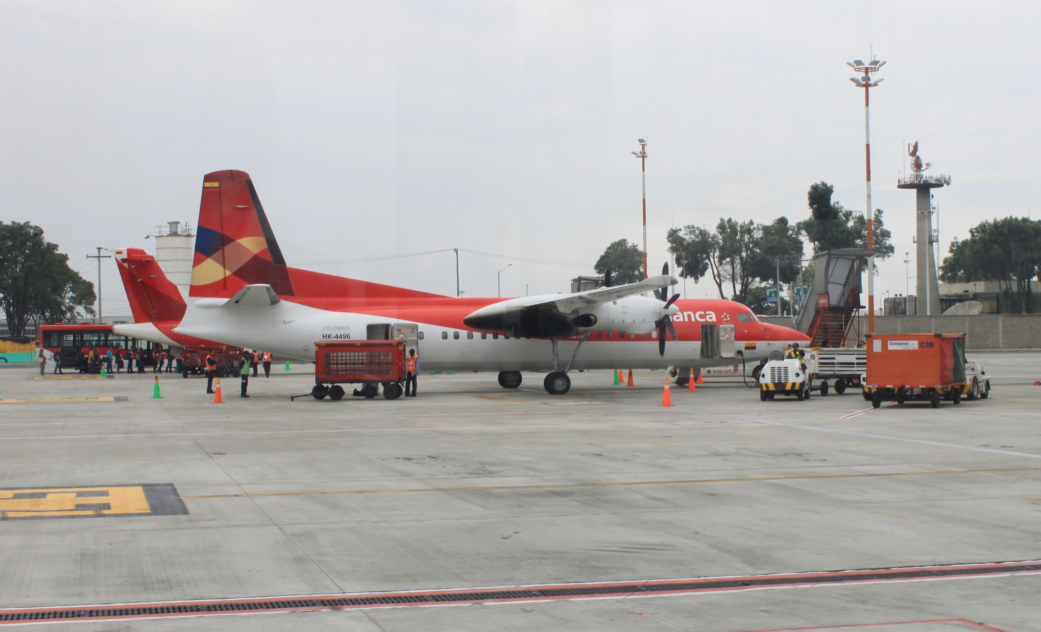 Paqueado junto un ATR 72.. El avión en cual realice mi ultimo vuelo en ellos