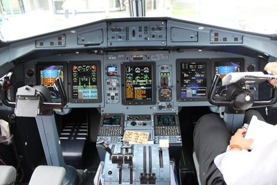 Cockpit del ATR 72 en SKAR