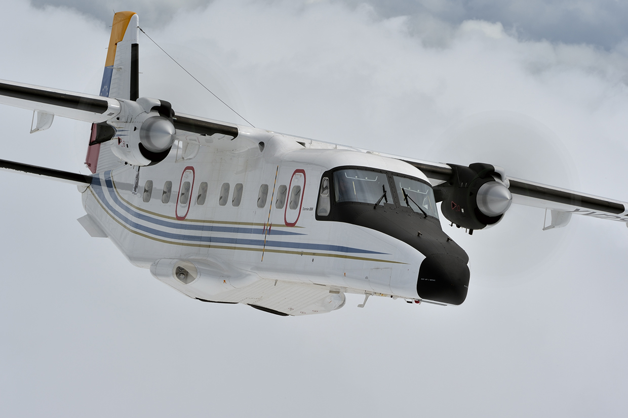 En vuelo, día nublado