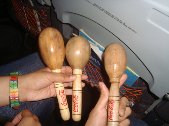 estas maracas no las entregaron mientras el avión hacia el rodaje, :D