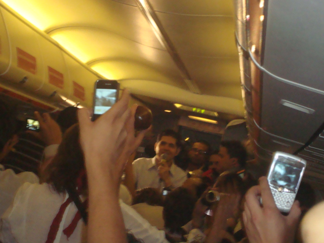 Esto fue en pleno vuelo, notese los celulares encendidos para las fotos, un nokia la izquierda y un bb a la derecha