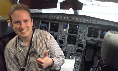 Yo en la cabina del A330 con mi fonendo puesto, reuniendo dos cosas que me gustan y apasionan en la vida: la medicina y la aviación, la foto fue tomada por el primer oficial