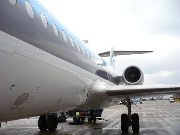 Una clásica, aunque en el primer escalón de la escalera.. jaja.. no en la puerta. Un Fokker-70... cabe anotar la enorme cantidad de aviones de esta fabricante que tiene KLM... por obvias razones. Siempre se observan los aviones de KLM en buen estado.