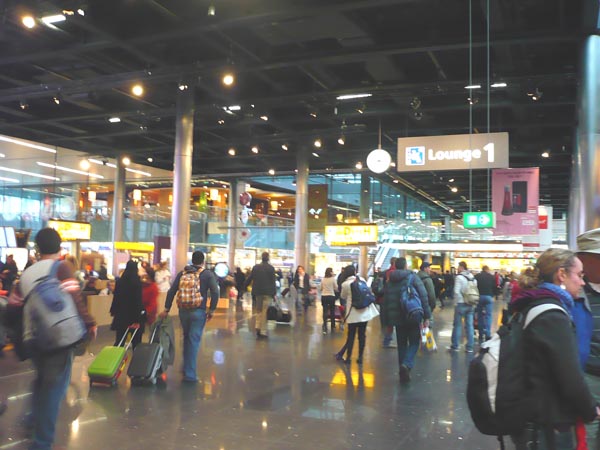 En el aeropuerto Shiphol de AMS... enorme, y era como ver el Puente Aéreo de BOG, lleno de aviones de AVA, pero con aviones de KLM (claro está, guardando las proporciones!)