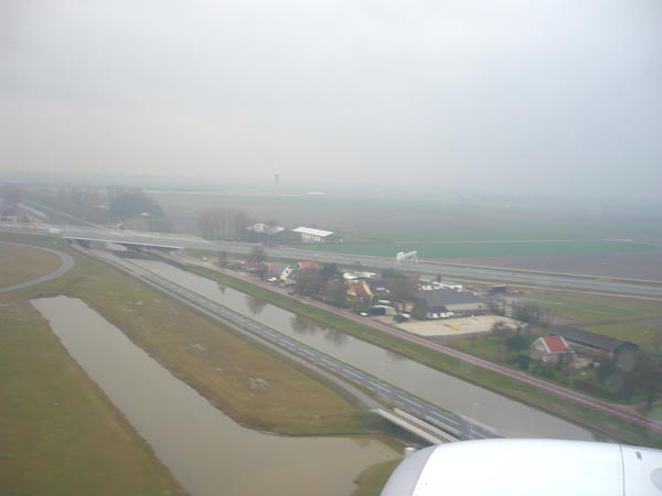 Aproximación a AMS. Para nuestra fortuna las nevadas habían ocurrido días antes y no volvieron a pasar... el aeropuerto funcionaba muy bien.