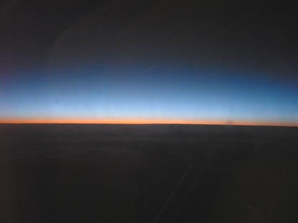 El vuelo salió a las 6:00 am aprox. de MAD, y acá pueden apreciar los primeros rayos del sol del 31 de Marzo de este año.... uno de los mayores placeres de volar es disfrutar de estos espectáculos....