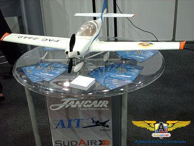 Maqueta de Lancair. Foto AVIACOL.