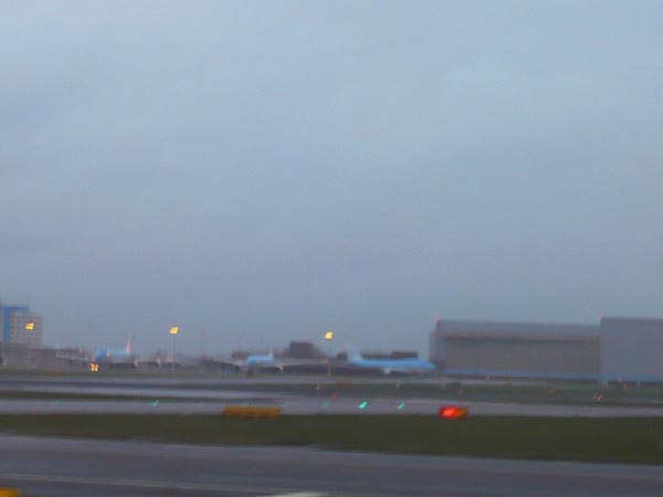 La &quot;pesada&quot; de KLM: B747 y B777... faltó el MD-11 para completar el trío de los aviones más grandes de KLM.... simplemente imponentes! Cabe destacar el tamaño de la flota de esta compañía... además, el mapa de rutas es realmente impresionante: parece una telaraña!!.. jeje...
