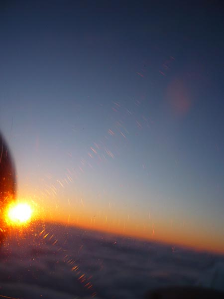 Fotografiando el sol y los matices del cielo... disculpen el mal foco, pero no domino todavía el arte de manipular la exposición de la cámara...