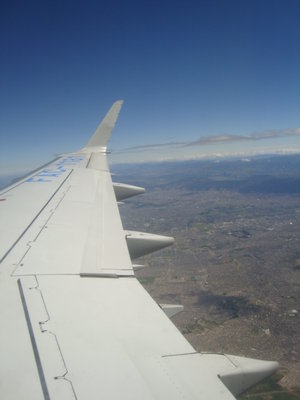 rodeando el aeropuerto mientras perdiamos altitud y esperabamos que se desocupara la unica pista que estaba operativa en ese momento