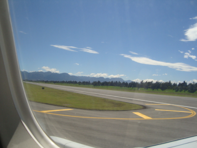 y un aterrizaje con un frenado rapido, luego me di cuenta que era porque venian otras aeronaves detras