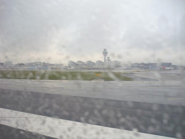 Aeropuerto Internacional de Hamburgo: se despide de nosotros también con una lluvia ligera... nada que complique las operaciones, aunque sí hubo demora de 10 minutos por ATC!!... a esa hora tan temprano, con un aeropuerto tan grande y aún así. Eso nos demuestra cómo las demoras pasan &quot;hasta en las mejores familias&quot;!... no es sólo algo de nuestra región (claro, hay que tener en cuenta la proporción de las operaciones diarias que manejan estos aeropuertos con respecto a los nuestros, pero aún así sorprende)