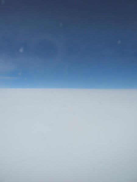 Lo que hay debajo del cielo es un mar de kumis..... mentiras... es un techo de nubes como nunca había visto!! El blanco era extremadamente parejo!!