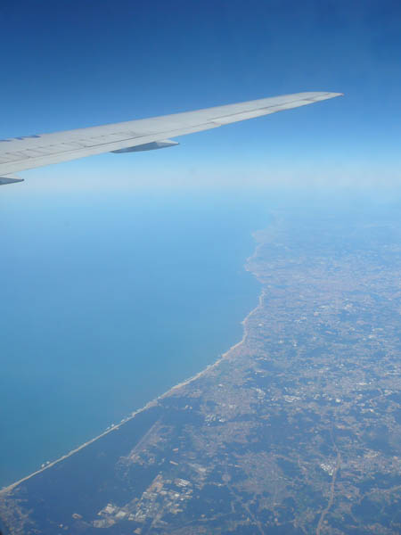 Ya abordo de un B767 de AVA... afortunadamente el capitán nos informó por donde estábamos pasando porque ya estaba siendo presa del sueño!!... Acá observan Oporto, en Portugal, mientras dejábamos el continente y nos enrumbábamos hacia varias horas de vuelo sobre el Océano Atlántico.