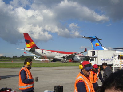 mientras haciamos la fila para abordar el avion