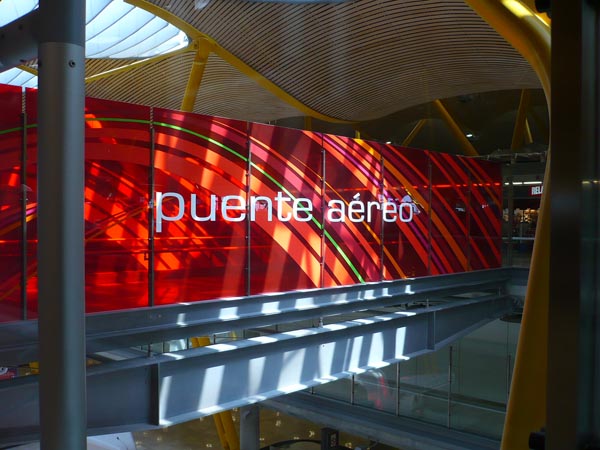 El Puente Aéreo en MAD del que se ha hablado en estos foros... de destacar la espectacular T4, la más reciente del Aeropuerto Internacional de Barajas, en donde se concentra la operación de Iberia. Tan grande es, que hay un mini-metro para conectar los dos edificios de la T4, y el metro como tal conecta todas las terminales entre ellas mismas y con Madrid. Además, está un bus gratuito.