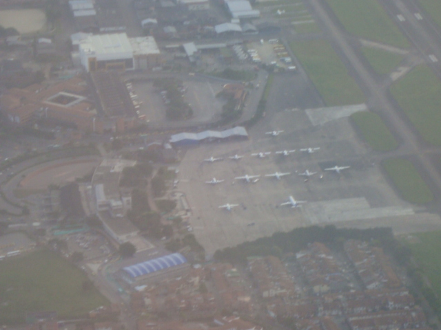 rodeamos el aeropuerto y la ciudad para perder altiud