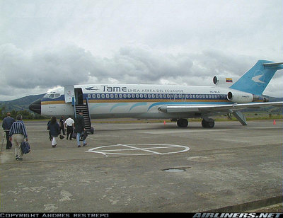 foto tomada en tulcan ecuador abordando el avion como parte de la comision forense que investigo el accidente del 727-100 en el volcan cumbal, tambein venian algunos pasajeros desde quito y en las bodegas....cadaveres