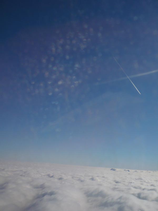 Panorámica del cielo europero: pueden observar un avión cruzando por encima nuestro. En un momento del vuelo alcancé a contar hasta 5 aviones!!... y uno de ellos volaba paralelamente nuestro, pero más arriba....