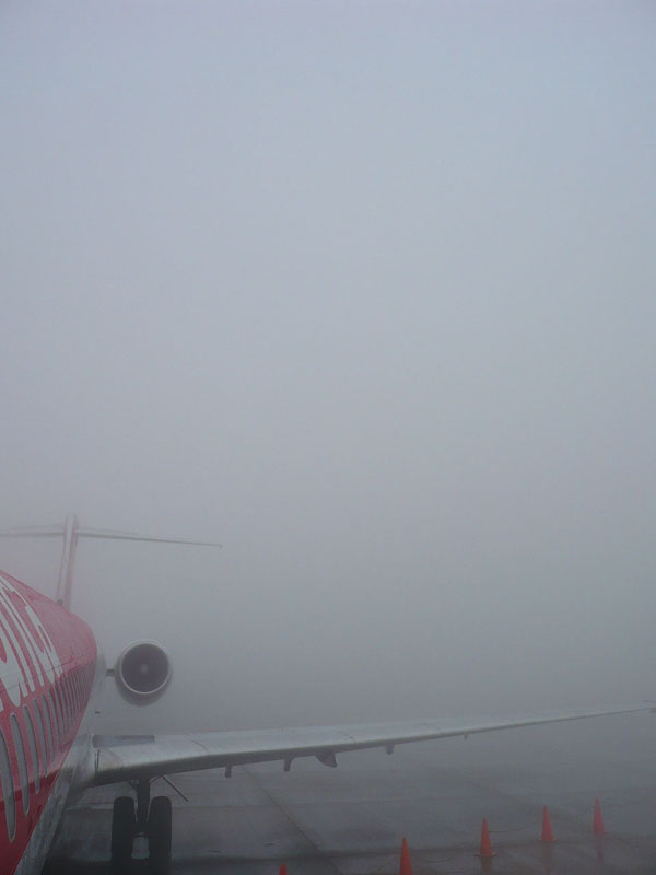 La Clásica!... no tan clásica con la niebla... jeje... como verán la niebla no dejaba ver más allá del empenaje del MD (detrás de nosotros había otro avión que, claramente, no se ve)