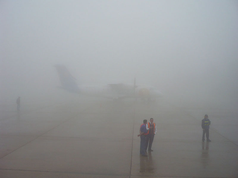 Escasamente se aprecia la imagen de SATENA!.... y justo al lado de ese avión hay un E190 de AeroRepública!... créanme!... jaja...