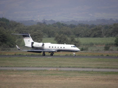 borroso pero curioso, llega por la 19 (doblemente curioso) este gulfstream 4 que pertenece a un pastor de la iglesia cristiana llamado benny hinn ( no confundir con benny hill) el mismo le llama a su avion &quot;dove one&quot;, SEÑORES YA SABEN A DONDE SE VAN SUS DIEZMOS.......