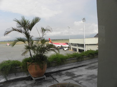 lo que queda de la antigua terraza de observacion el antiguo palmaseca, desde ese murito uno salia a ver los aviones, en este lado parqueaban avianca, braniff, lan chile, viasa, lloyd aereo boliviano, panagra, aeroperu, air panama, ecuatoriana, mucha mas actividad internacional que lo que vemos ahora