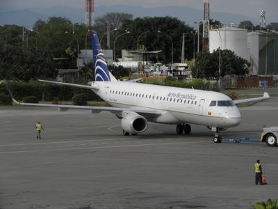 ya reparado llevan remolcado el E190 al gate para despues cumplir itinerario a BOG