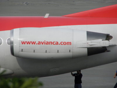 bonito detalle de avianca en los motores de sus F100 (al parecer no en todos)