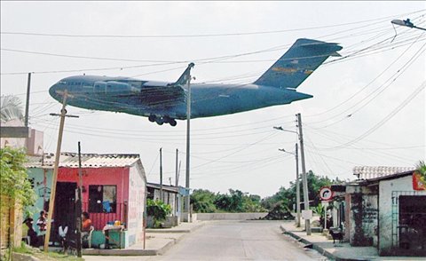 Hay dos cosas dignas de notar en esta imagen:<br />La primera es que parece enredado en los cables.<br />La segunda es, ¿que aeronave es esta? La imagen la encontré en la página de la FAC con el nombre de &quot;hercules&quot; pero está más que claro que no es un C-130 ni un L-100, ni tampoco el 707. Entonces, ¿cuál es? ¿si será de la FAC?