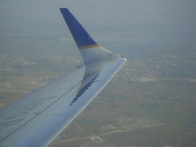 ya en el aire vista del winglet y de fondo el aeropuerto, hace falta unas lluvias ya todo muy seco