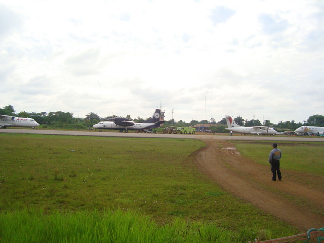 lleno total, se hace urgente la ampliacion de la plataforma pues hay un quinto avion en la pista esperando a que uno de los ATRs saliera