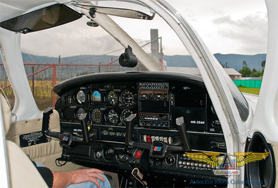 Cabina Piper PA-28 - Aeroclub de Colombia