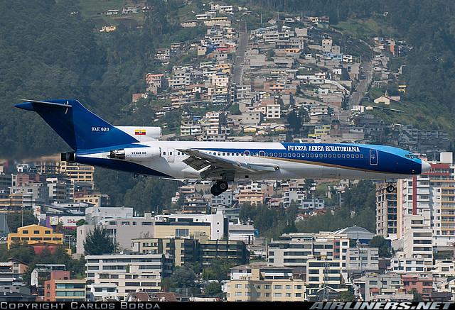 imagenes de aviones en descenso a UIO desde el hotel