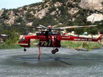 S-64E Skycrane loading water-- ( bbs.tiexue.net/post2_2494810_1.html)