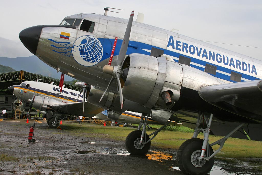 HK-3199 con su compañero el HK-3286 y al fondo las instalaciones de Aerovanguardia en donde el HK-4292 estaba volviendo a la vida