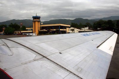 Taxeando del hangar a la plataforma del Vanguardia