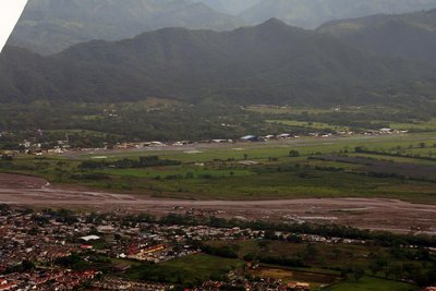 El aeropuerto Vanguardia después de haber despegado de la pista 05 (la que está pegada al río Guatiquia)