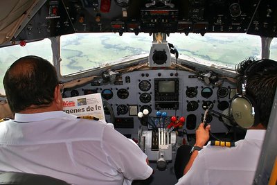 Crucero sobre la selva, Primer Oficial al mando con un Capitán interesado en la actualidad nacional. Altura: 4.850 ft, Velocidad: 120 kts, Rumbo: 150