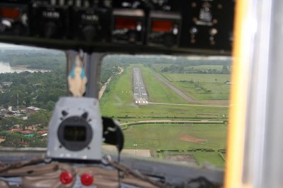 Final corta a la pista 01 con la Virgen del Carmen acompañándonos, en el punto de espera estaba el HK-4388, An-32B de Selva