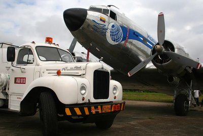 Ver dos clásicos aún trabajando juntos fue toda una sorpresa. Éste Mack es uno de los camiones que trabajan aprovisionando combustible en el aeropuerto