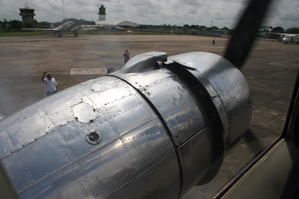Despachador de Aerovanguardia en SJE asistiendo como personal de tierra para el encendido de los motores