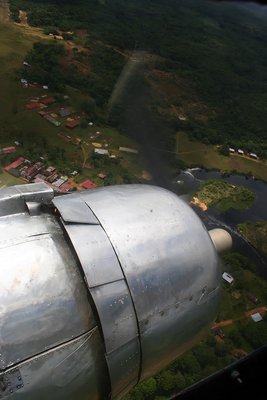 Sobrevolando la población antes de aterrizar