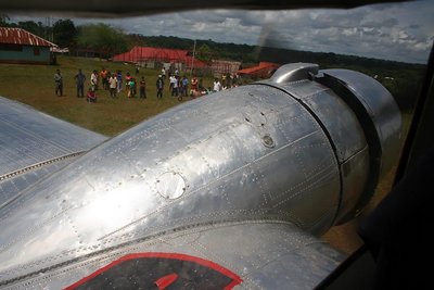 Como en muchas poblaciones similares, la llegada del DC-3 constituye todo un acontecimiento