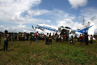 Descargando el avión con los pobladores pendientes de toda la acción